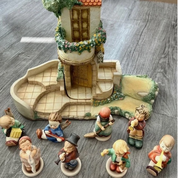 Goebel Torhaus Garten Display with 8 Miniature Hummel Figurines. - Picture 1 of 7